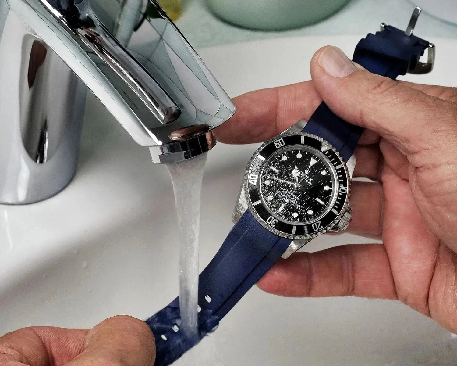 https://zealande.com/cdn/shop/articles/1663763860_1663763593_How_to_clean_watch_Band_8eaa57ee-c8a3-4a67-b816-8a92a43f3ed0.webp?v=1765553977